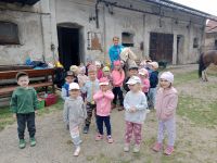 Tentokráte děti ze třídy Krtečků strávily skvělé dopoledne na statku v Brankách
